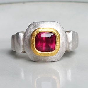 Rhodolithring 999 Feingold Silber Gr. 57: handgemacht mit pinkrotem Granat in Goldfassung mit Hammerschlagstruktur - Dsiho