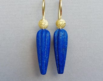 Gegraveerde oorbellen met lapis lazuli hangers in 750 goud: handgemaakt met blauwe edelsteen hangers en kleine gouden zonnetjes - Dsiho
