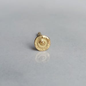 Rustikaler Singel-Ohrstecker 750 Gold, einzelner handgearbeiteter 18 Karat Mini-Ohrstecker im Antik-Look, Gelbgold-Plättchen-Ohrring - Dsiho