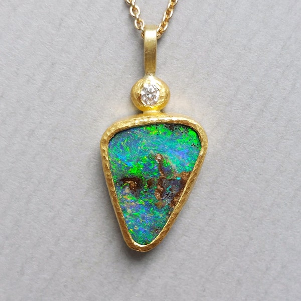 Boulderopal Brillant Anhänger 999 Feingold Hammerschlagstruktur, 24k Goldanhänger mit blau-grünem Boulder Opal und weißem Diamanten - Dsiho