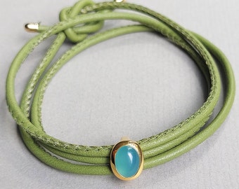 Bracelet cuir avec cabochon calcédoine, bracelet enroulé en cuir d'agneau vert avec calcédoine bleue plaqué or 925, bracelet wrap cuir - Dsiho