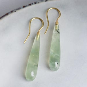 Prehnite earrings 750 gold, hanging earrings with long, slender light green gemstone drops and handcrafted 18k yellow gold earwires - Dsiho