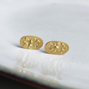 Kolczyki plemienne ze złota próby 750: ręcznie robione owalne kolczyki o rustykalnej powierzchni z topionego, poddanego recyklingowi żółtego złota - Dsiho