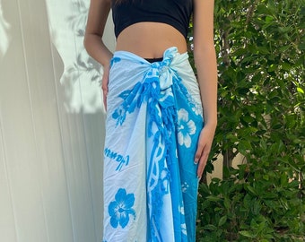 Vestido con falda envolvente y pareo floral, diseño hawaiano, azul y blanco, con flor de hibisco, pareo