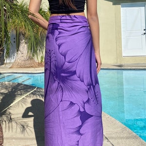 Op de afbeelding: Een paarse maxi-rok met een bloemenprint. De rok is gemaakt van een zachte, vloeiende stof en heeft een ontspannen pasvorm.