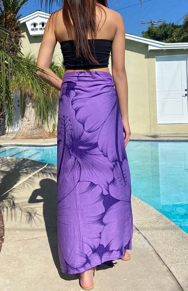 Op de afbeelding: Een paarse maxi-rok met een bloemenprint. De rok is gemaakt van een zachte, vloeiende stof en heeft een ontspannen pasvorm.