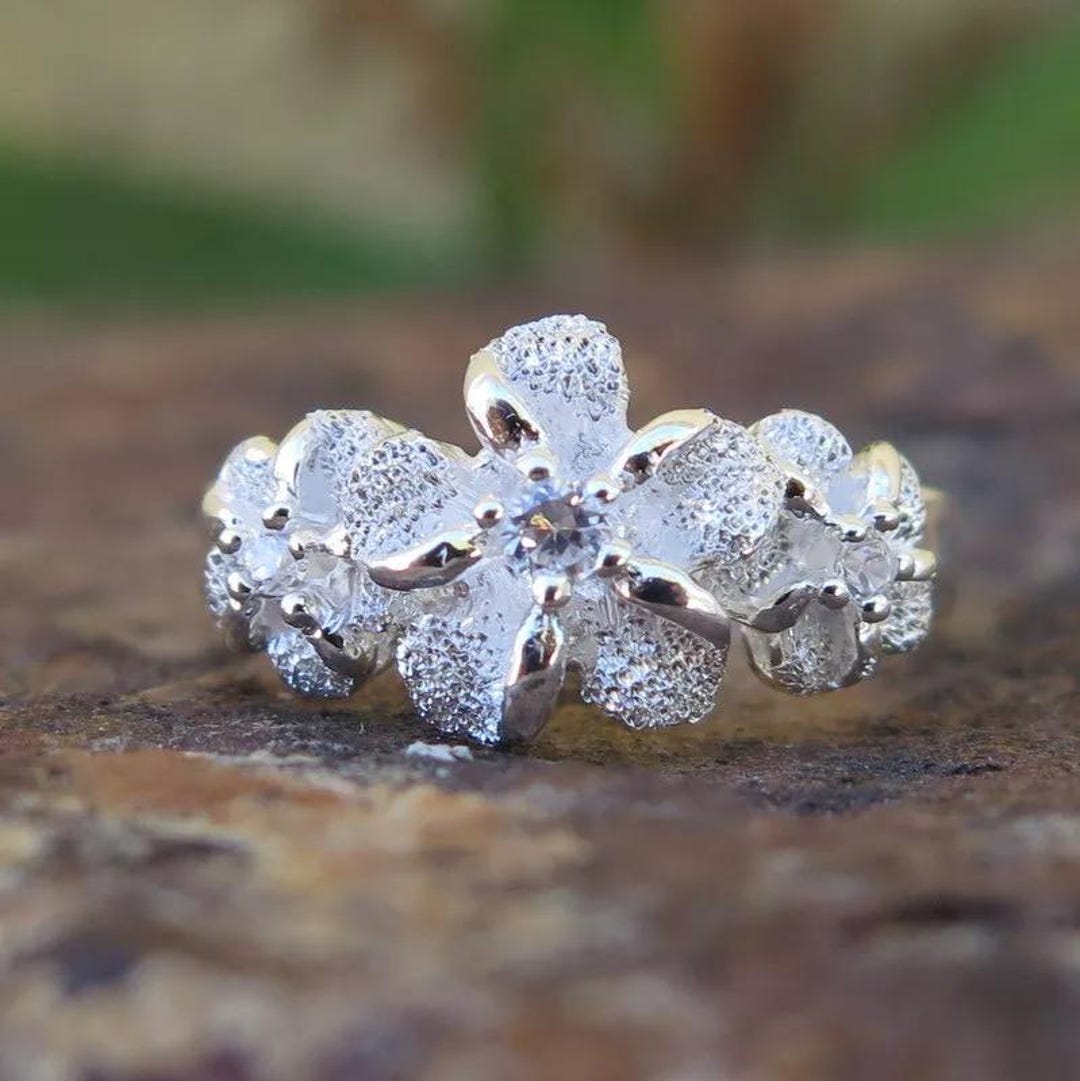 3個のプルメリアリング ハワイアン シルバー サンド テクスチャ 3 つのプルメリアの花 CZ 結婚