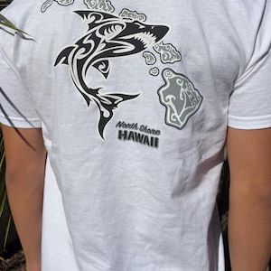 Camiseta blanca con diseño de Hawaii para surfear en la playa, con mapa de la cadena de islas y tiburones tribales, 100 % algodón