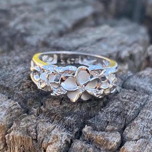 Hawaiian Jewelry Silver Three Plumerias Scroll CZ Wedding Ring Band 8mm