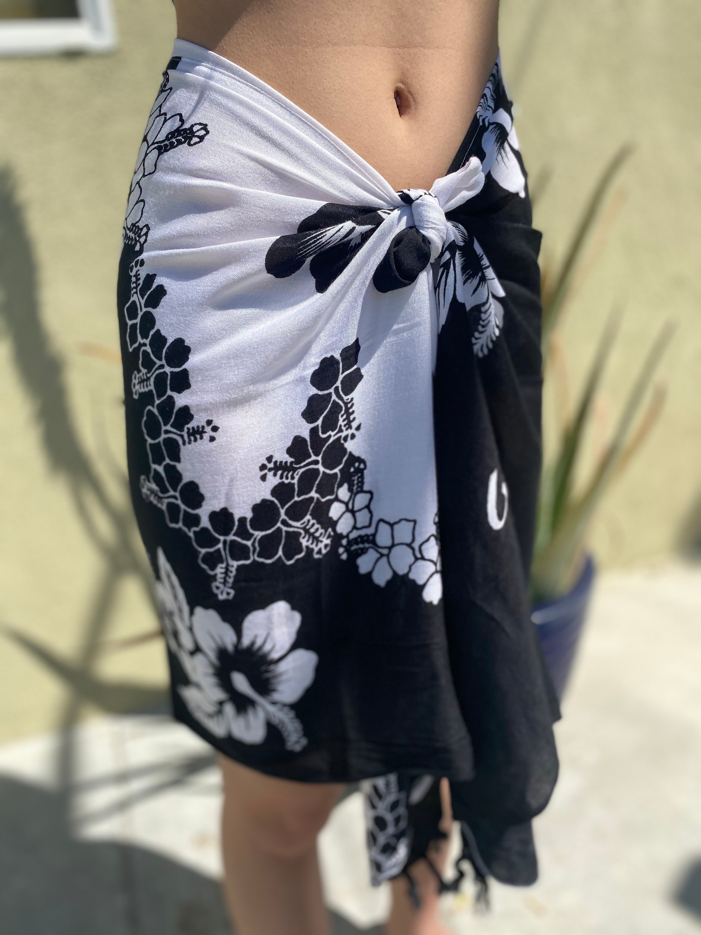 Mens Beach Wrap Hibiscus Flower/Floral Cover-Up Sarong in Black/White