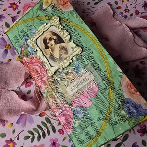 Shabby Chic, ispirazione parigina, stile vintage, diario di scarto. Splendido diario floreale e francese.