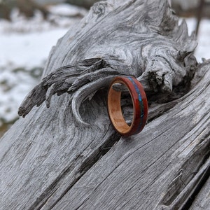 Padauk en Maple Burl met Blue Opal Inlay Bentwood Ring