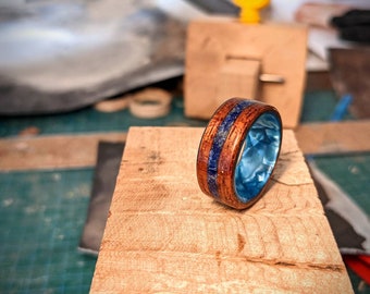 Anneau en bois hawaïen de Koa avec l’incrustation de Lapis Lazuli et le noyau celluloïd bleu électrique - Bentwood