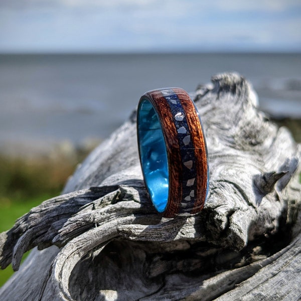 Hawaiian Koa Houten Ring met Meteoriet en Lapis Lazuli Inlay, Blauwe Celluloid Kern - Bentwood