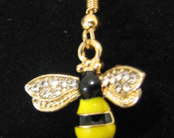 Può includere: Orecchini a forma di ape dorati con smalto nero e giallo e strass trasparenti.