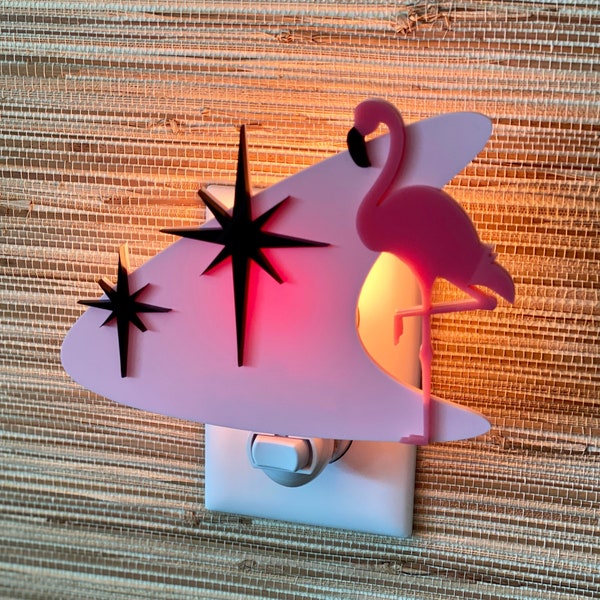 Luz nocturna moderna de mediados de siglo / Diseño "Atomic Flamingo" / Iluminación ambiental / Luz de pared enchufable / Atomic Avocado Designs®