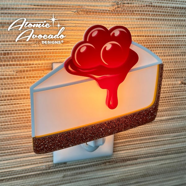 Luz de noche artesanal con forma de tarta de queso y cereza: una lámpara de cocina única, un regalo para panaderos.