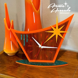 Horloge de table moderne du milieu du siècle : aspect grain de bois et accents scintillants