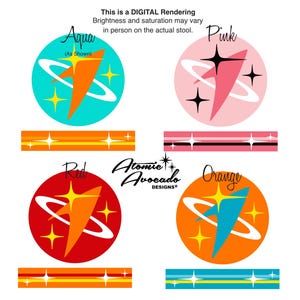 Puede incluir: Cuatro dise&ntilde;os retro de tem&aacute;tica espacial en aguamarina, rosa, rojo y naranja. Cada dise&ntilde;o presenta una nave espacial estilizada con una &oacute;rbita blanca y estrellas amarillas. El texto "Aqua (As Shown)", "Rosa", "Rojo" y "Naranja" se muestra encima de cada dise&ntilde;o. El texto "Atomic Avocado Designs" se muestra en el centro de la imagen.