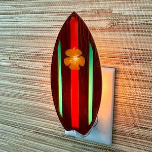 &quot;Handgefertigtes Nachtlicht &quot;&quot;Surfboard&quot;&quot; | Tiki Zimmer | Retro Surf Dekor | Luft BnB Strandhaus | Surfbrett Licht | Atomic Avocado Designs®