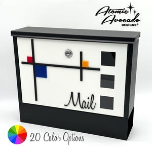 Op de afbeelding: Een zwart-witte brievenbus met een op Mondriaan geïnspireerd ontwerp. De brievenbus heeft een witte voorkant met zwarte lijnen en gekleurde vierkanten. Het woord "Mail" is in een sierlijk lettertype geschreven. De afbeelding bevat ook de tekst "20 Color Options".