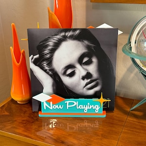 Supporto per dischi &quot;Now Playing&quot; in stile moderno di metà secolo: portavinile LP retrò