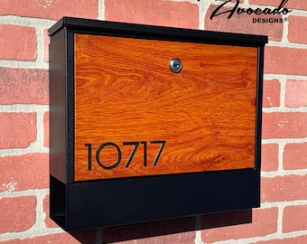 Puede incluir: Un buzón negro con diseño de veta de madera y el número de casa 10717. El buzón tiene un marco de metal negro y un panel de veta de madera con una solapa de metal negro.