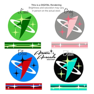 Puede incluir: Cuatro dise&ntilde;os retro de tem&aacute;tica espacial en verde lima, gris, azul y negro. Cada dise&ntilde;o presenta un objeto blanco en forma de cohete con un anillo blanco a su alrededor y estrellas amarillas. El texto "Atomic Avocado Designs" est&aacute; en el centro de la imagen.