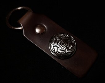 Schlüsselanhänger Leder braun Prägung Keltischer Knoten rund  Handarbeit 
