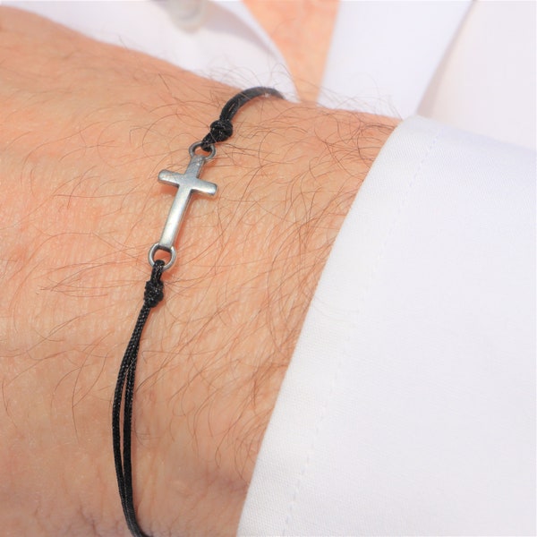 Herren Armband mit Kreuz, aus Zamak 999 Versilbert. Das Textilarmband hat eine verstellbarere Länge durch den Makramee Verschluss.