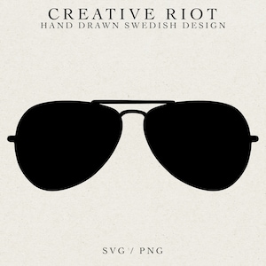 Peut inclure: Illustration minimaliste de lunettes de soleil aviateur noires sur fond crème. Le texte "CREATIVE RIOT HAND DRAWN SWEDISH DESIGN" et "SVG / PNG" est également présent.