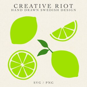 Könnte beinhalten: Digitale Illustration mit grünen Limetten in verschiedenen Formen: ganz, geschnitten und als Spalte. Das Design enthält den Text "CREATIVE RIOT HAND DRAWN SWEDISH DESIGN" und "SVG / PNG". Die Limetten sind leuchtend grün auf neutralem Hintergrund.