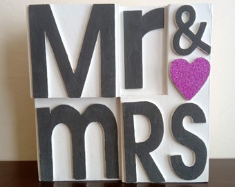Plaque en bois M. et Mme, Blanc et gris avec cœur rose - Cadeau de mariage, Cadeau d’anniversaire