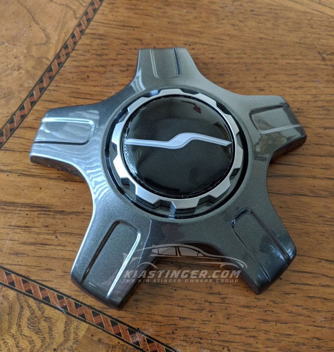 Wheel Center Cap Overlays Set With spinning S Design for Stinger, Soul