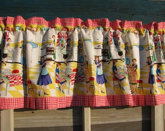 A. Retro fifties kitchen valance, window topper. red, green, yellow, gray. Fifties ladies, Pleated ruffle, lined. Vintage style. Home Ec