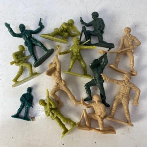 Vintage Plastic Toy Soldiers Army Men, random lot of 12 pieces, various colors of green and tan