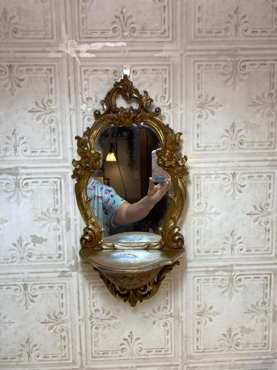 SYROCO社 ヴィンテージ壁掛け装飾 70年代 MADE IN USA Vintage Syroco Wall Mirror With Shelf From 1970, Old Gold, Dart