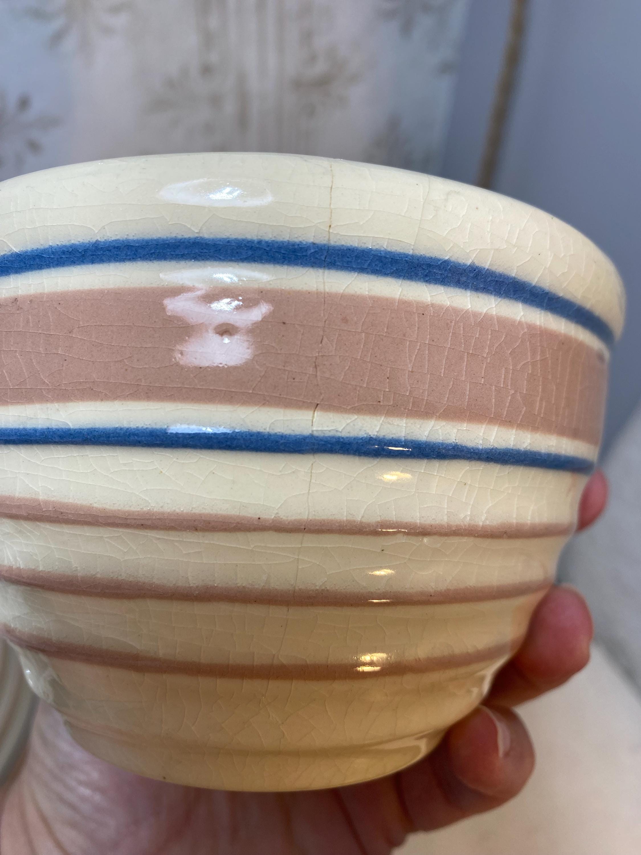 Vintage Set of 3 Mccoy Pottery Nesting Bowls in Pink and Blue  display picture 1