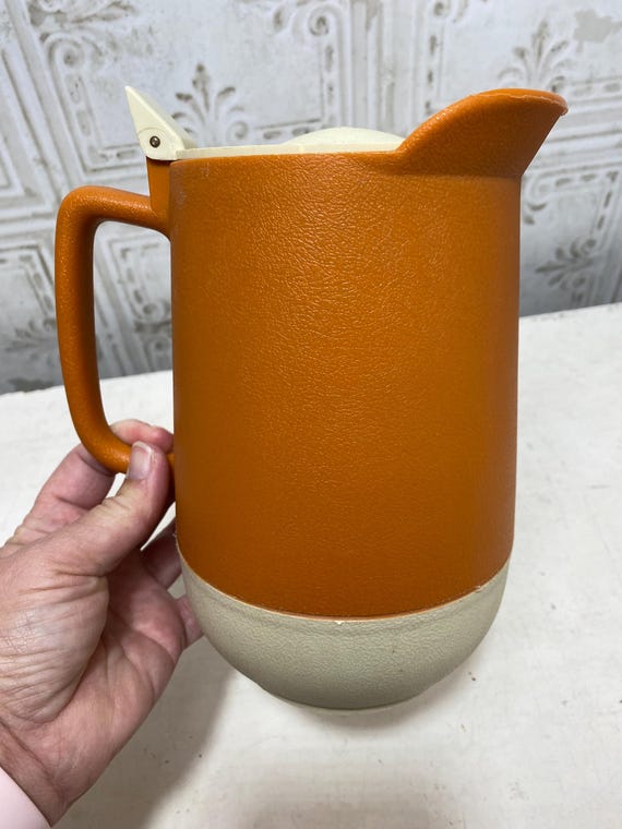 Crème solaire dans un tube et un pot en plastique | Vecteur Gratuite