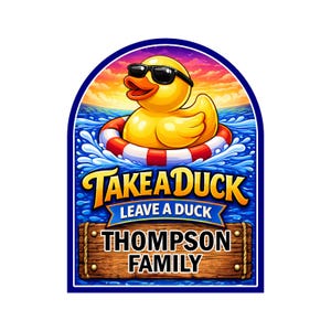 Puede incluir: Ilustraci&oacute;n colorida de un pato amarillo con gafas de sol en un salvavidas rojo y blanco. El texto "TAKE A DUCK LEAVE A DUCK" y "THOMPSON FAMILY" se muestra en un letrero de madera, con un atardecer de fondo.