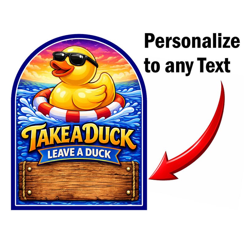 Puede incluir: Un letrero caprichoso con un pato de goma amarillo con gafas de sol flotando en el agua. El letrero dice "Take a Duck, Leave a Duck" con una tabla de madera para personalizar. El fondo muestra una puesta de sol.