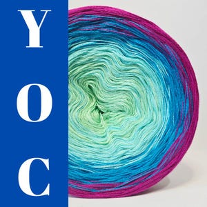 Può includere: Un vivace gomitolo di filato con una sfumatura di colori, tra cui fucsia, turchese e verde chiaro. Il filato è ben avvolto, creando una superficie liscia. Le lettere "YOC" sono visualizzate su uno sfondo blu.