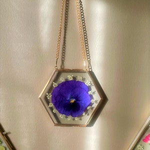 Pressad blomsterkonst: Mässingsram med lila penséer
