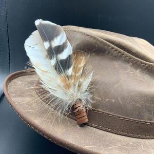 Clip pour bandeau en plumes de la Buse à épaulettes rouges et de l&#39;Effraie des clochers