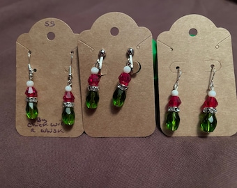 Pendientes navideños del Grinch: Joyas navideñas con cuentas de vidrio