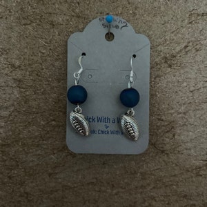 Sterlingzilveren voetbaloorbellen: blauwe kraal