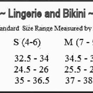 K&ouml;nnte beinhalten: Gr&ouml;&szlig;entabelle f&uuml;r Dessous und Bikinis, die die US-Standardgr&ouml;&szlig;en in Zoll f&uuml;r Brust, Taille und H&uuml;fte angibt. Die Gr&ouml;&szlig;en reichen von XS (0-3) bis L (10-13).