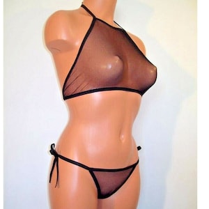 K&ouml;nnte beinhalten: Schwarzes Mesh-Halter-Top und passender Bikini-Slip mit seitlichem Bindeband. Das Oberteil hat einen hohen Ausschnitt und der Slip ist im Low-Rise-Stil.
