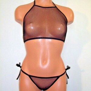 K&ouml;nnte beinhalten: Ein schwarzes Netz-Halter-Top und ein passender Bikini-Slip mit Bindeb&auml;ndern an den Seiten.