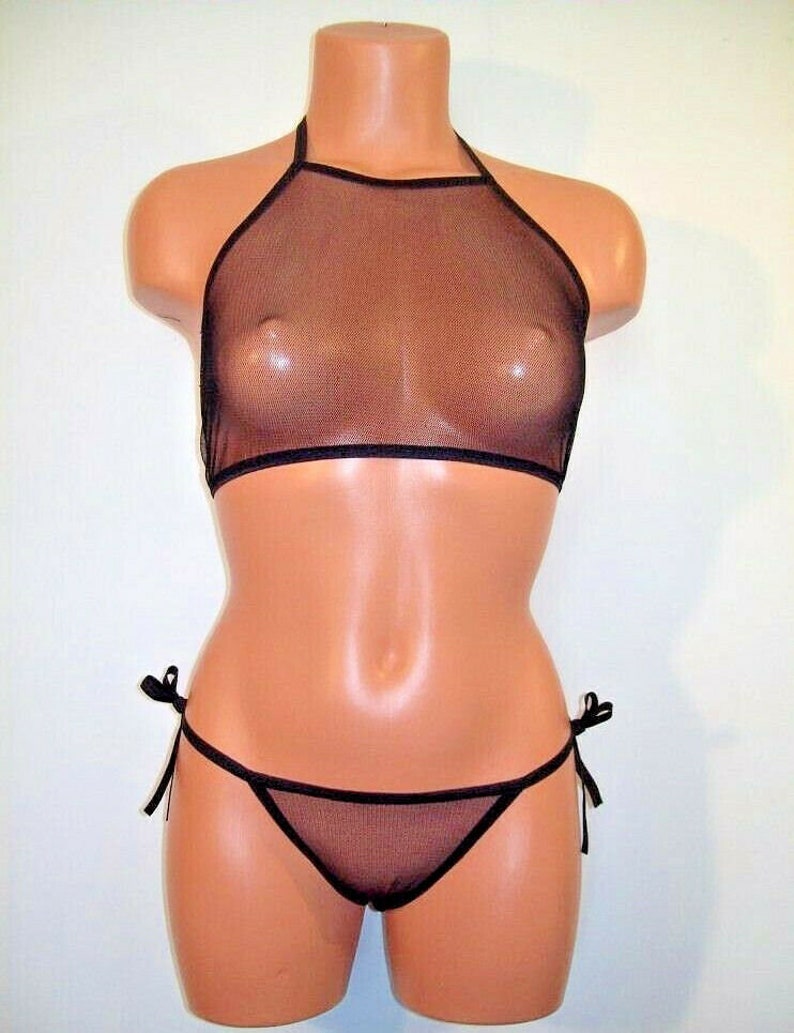 K&ouml;nnte beinhalten: Ein schwarzes Netz-Halter-Top und ein passender Bikini-Slip mit Bindeb&auml;ndern an den Seiten.